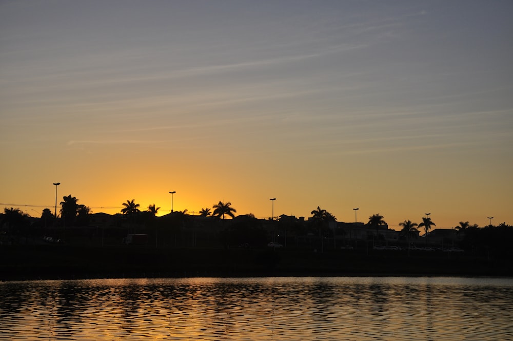 Il sole sta tramontando su uno specchio d'acqua