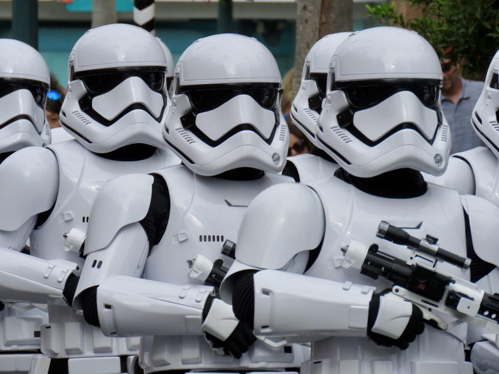 um grupo de stormtroopers de Star Wars estão alinhados