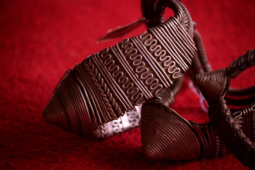 Un primer plano de una pulsera de chocolate sobre una superficie roja