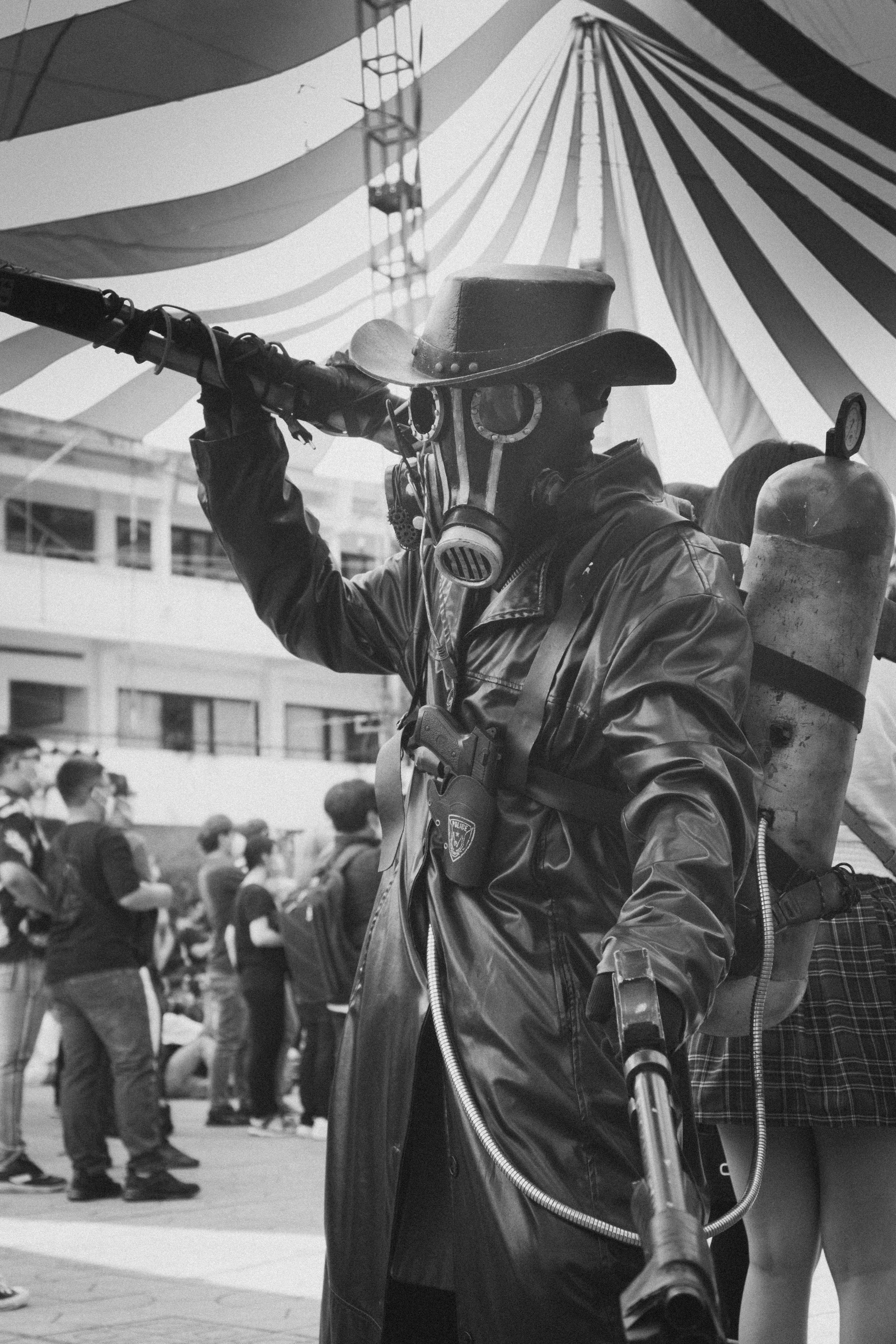 Seorang pria bermasker gas memegang pistol