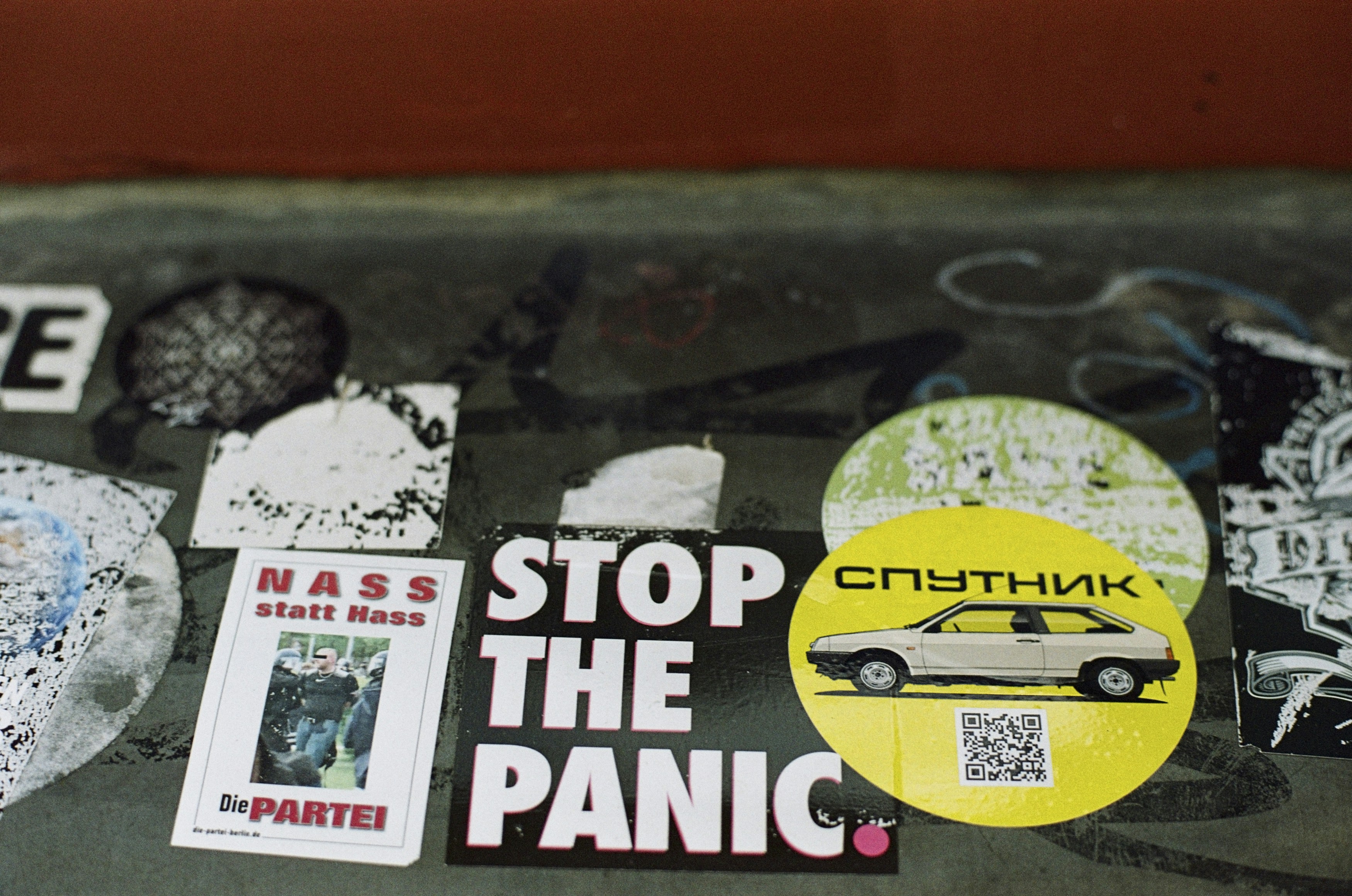 STOP THE PANIC – Urban street art sticker. Leica R7 (1994), Summilux-R 1.4 50mm (1983). Hi-Res analog scan by www.urbanfilmlab.com – Kodak SO-553 100 (expired 2005)