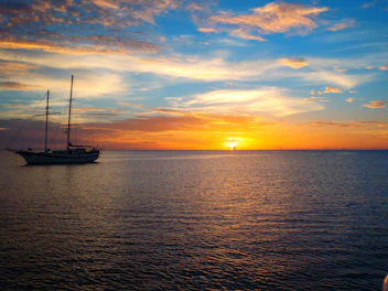 Bateau et couché de soleil à Aytré