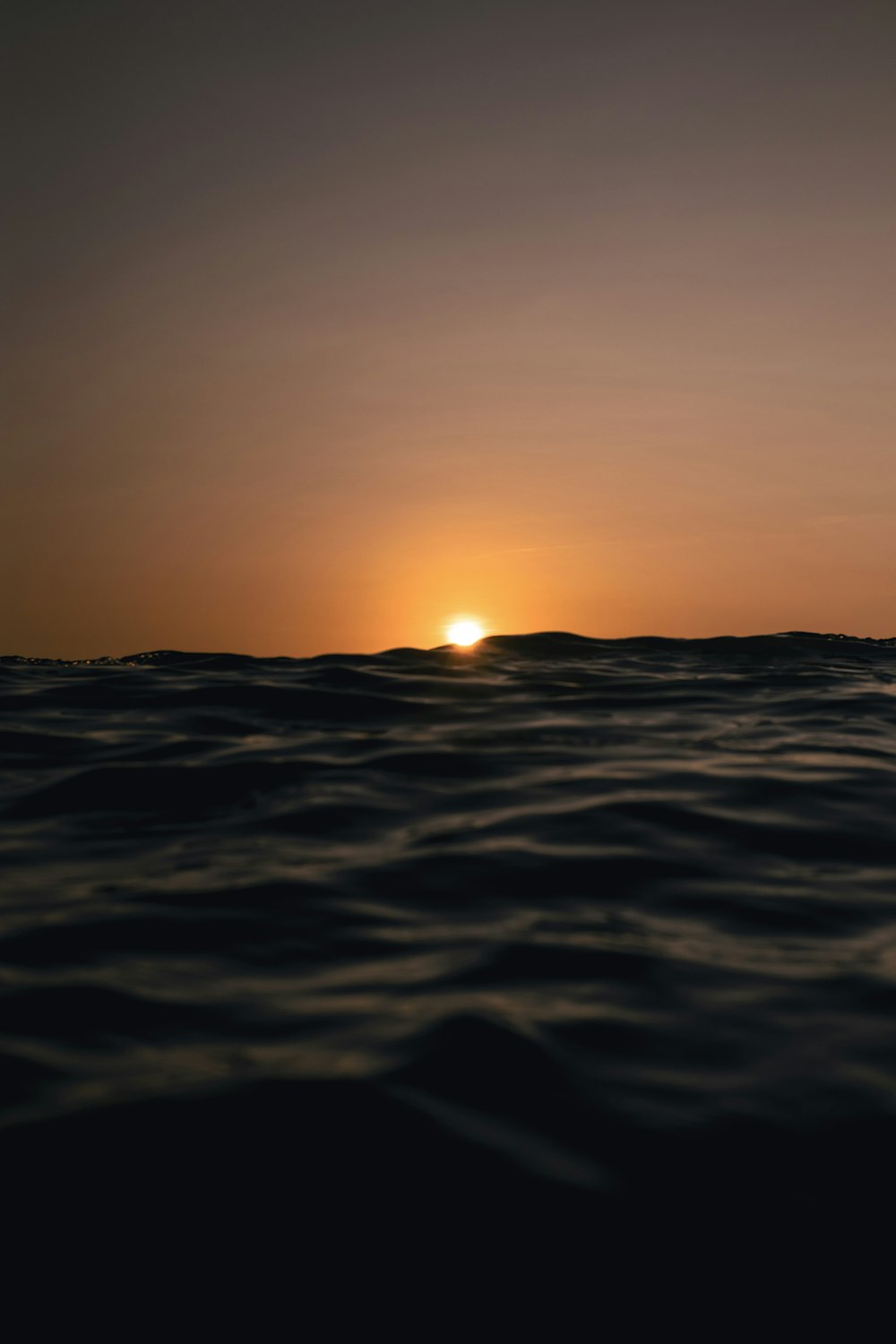 Il sole tramonta sull'orizzonte dell'oceano