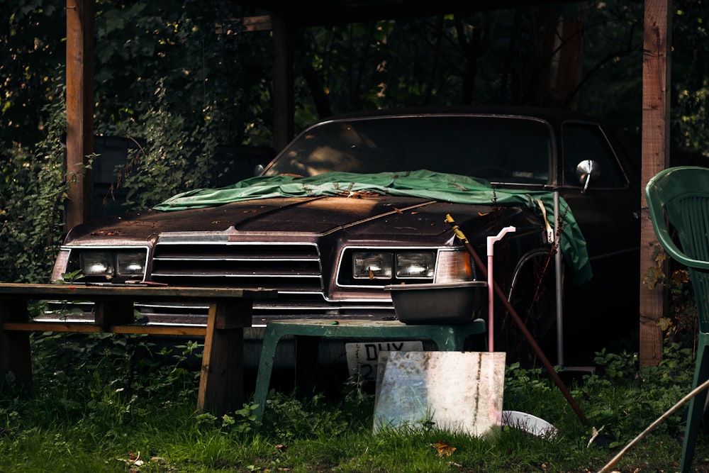 Une voiture assise dans l’herbe