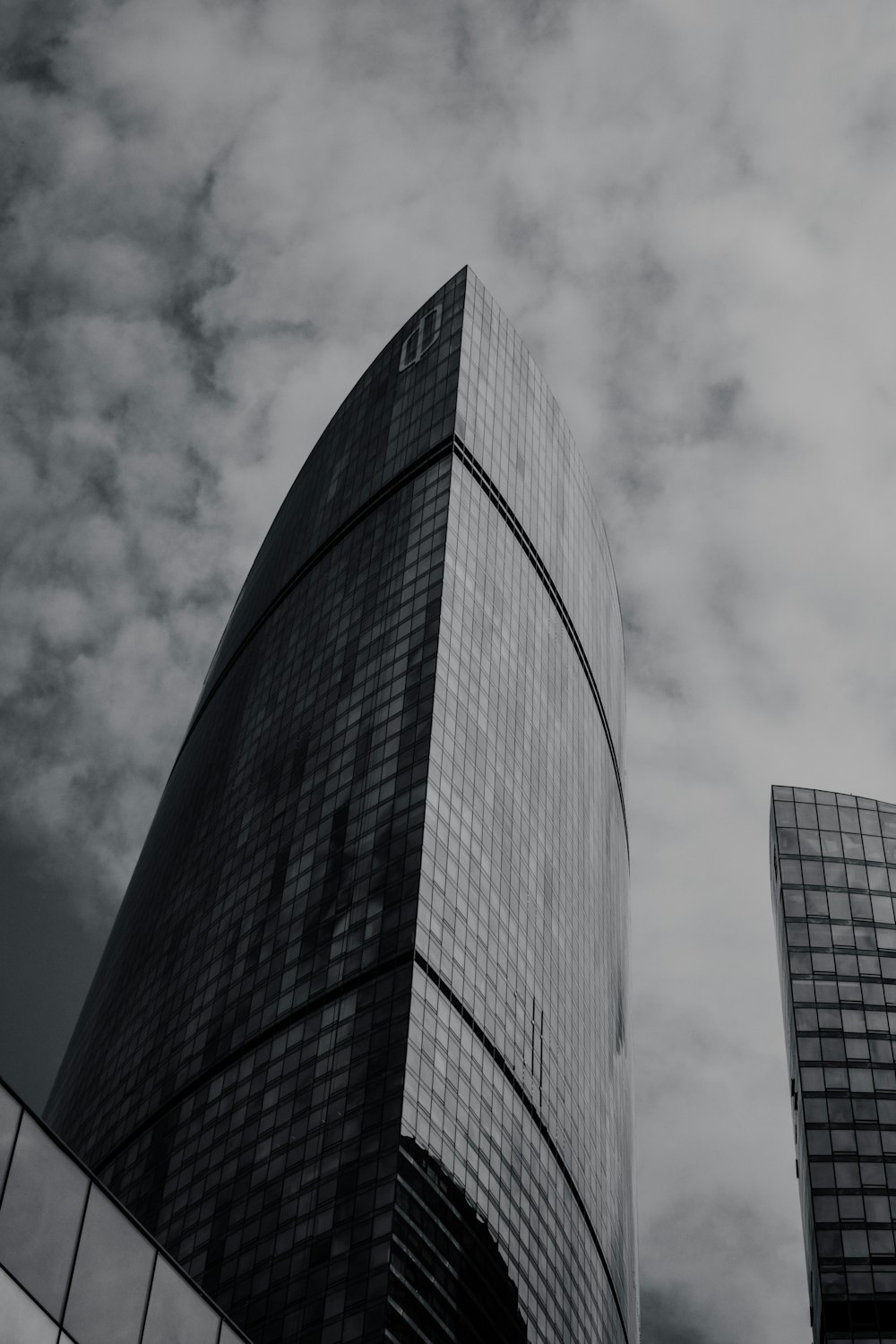Ein Schwarz-Weiß-Foto von zwei hohen Gebäuden