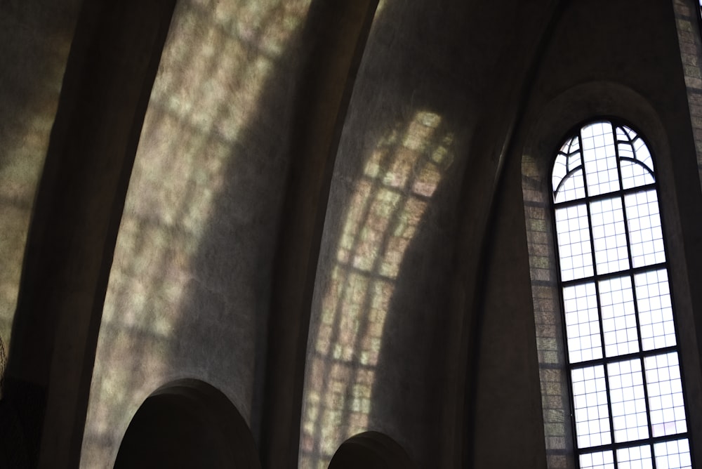 Das Sonnenlicht scheint durch die Fenster im Gebäude