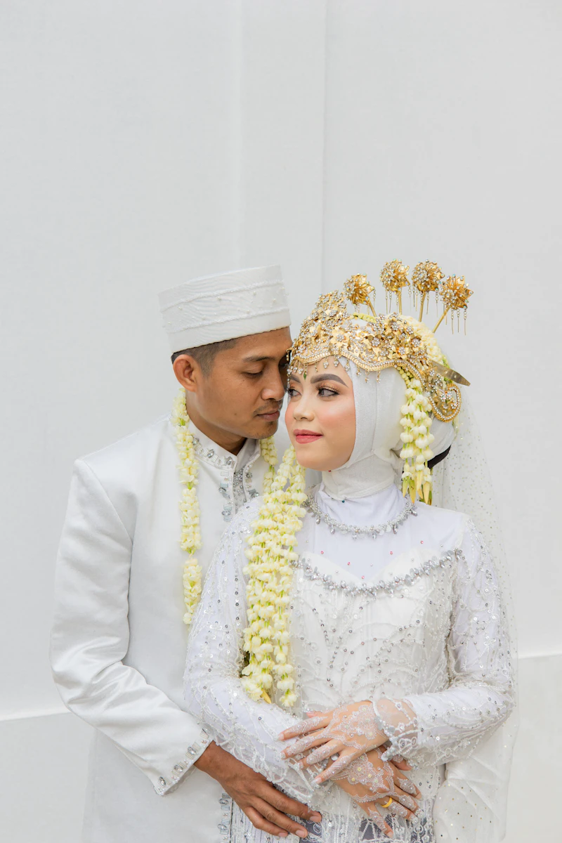 Busana dan dekorasi pernikahan tradisional Minangkabau