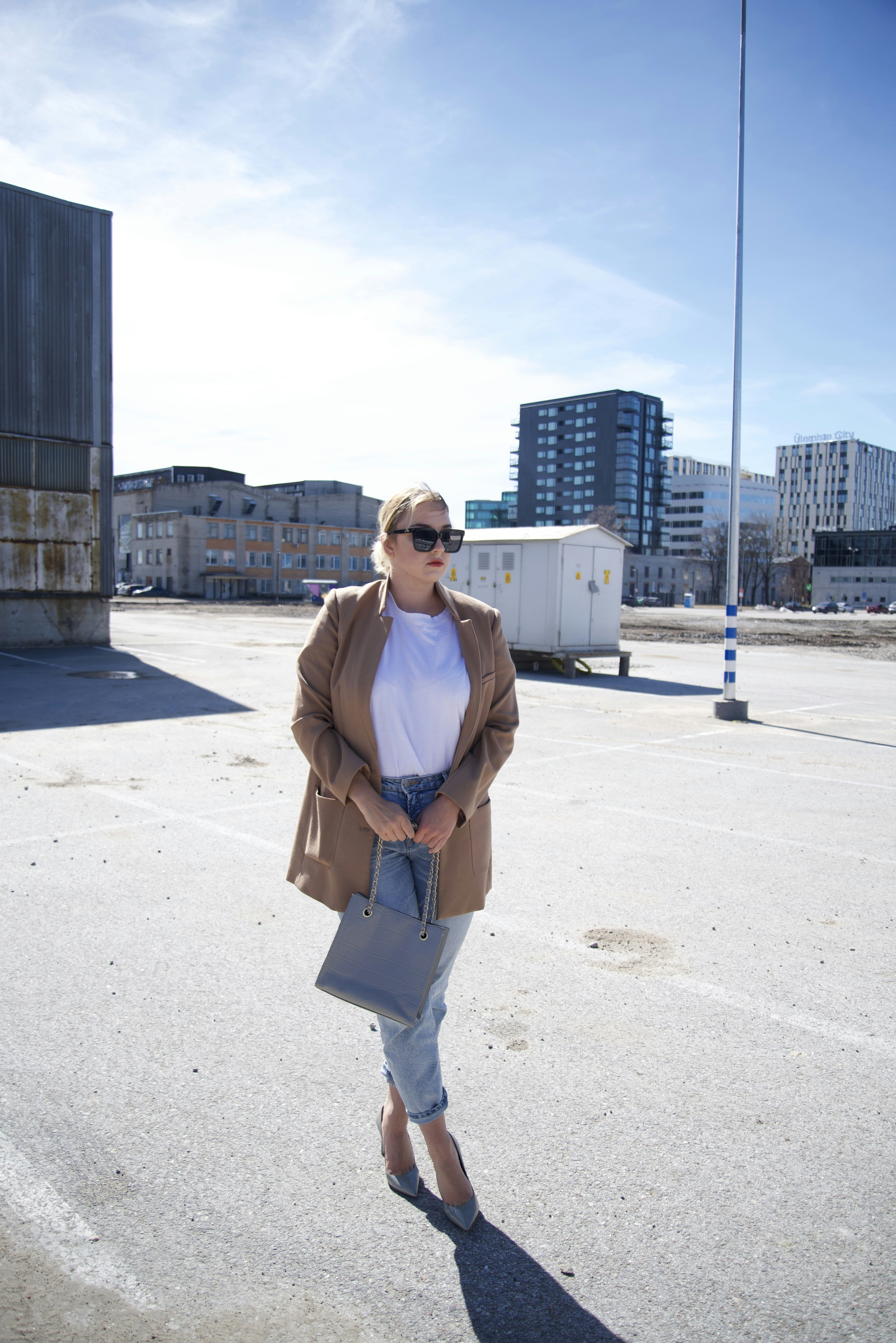 黒いサングラスを保持している茶色のコートを着た女性の写真 Unsplashで見つけるcovidの無料写真