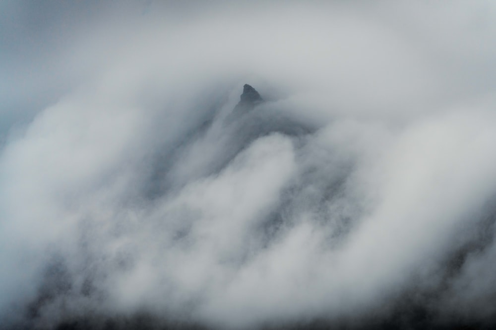 真昼間に雲に覆われた山