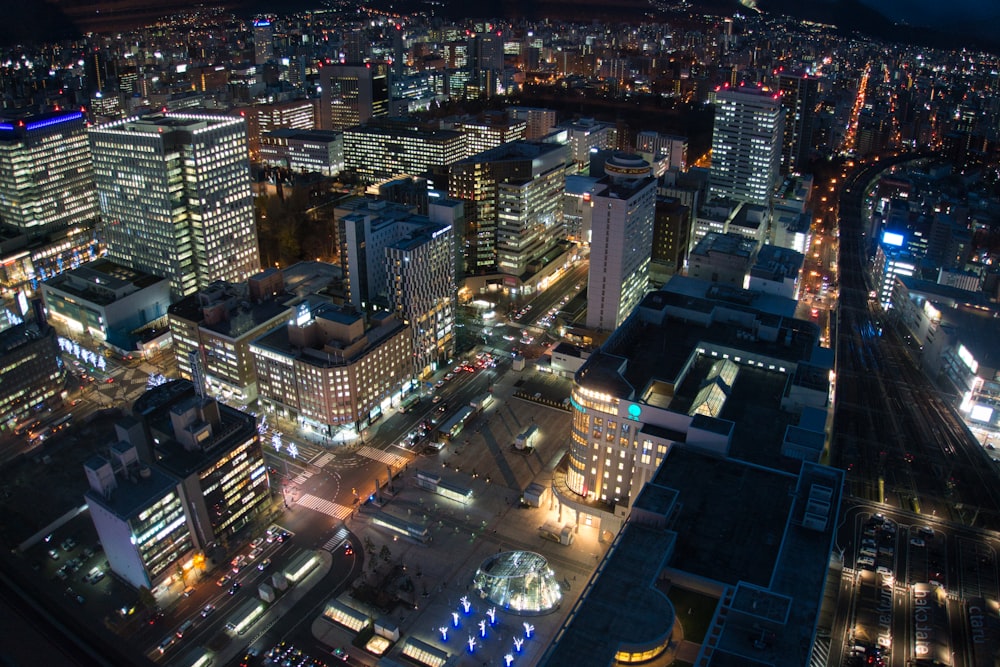 uma vista aérea de uma cidade à noite