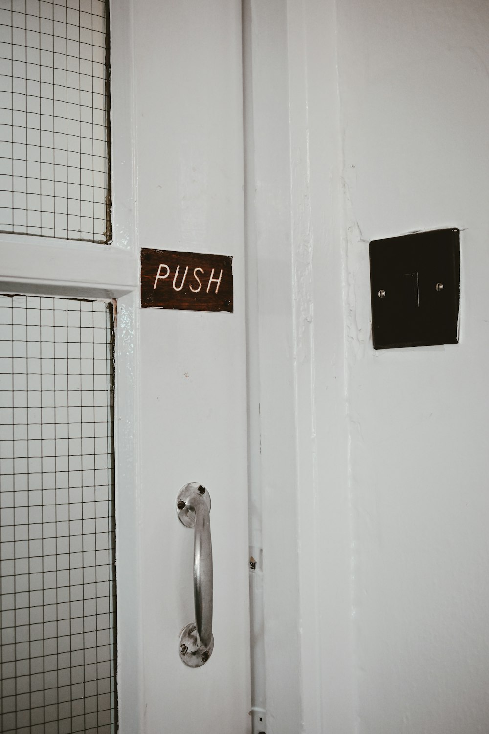 a door handle with a push sign on it