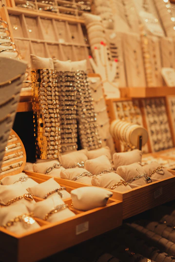 a display case filled with lots of jewelry