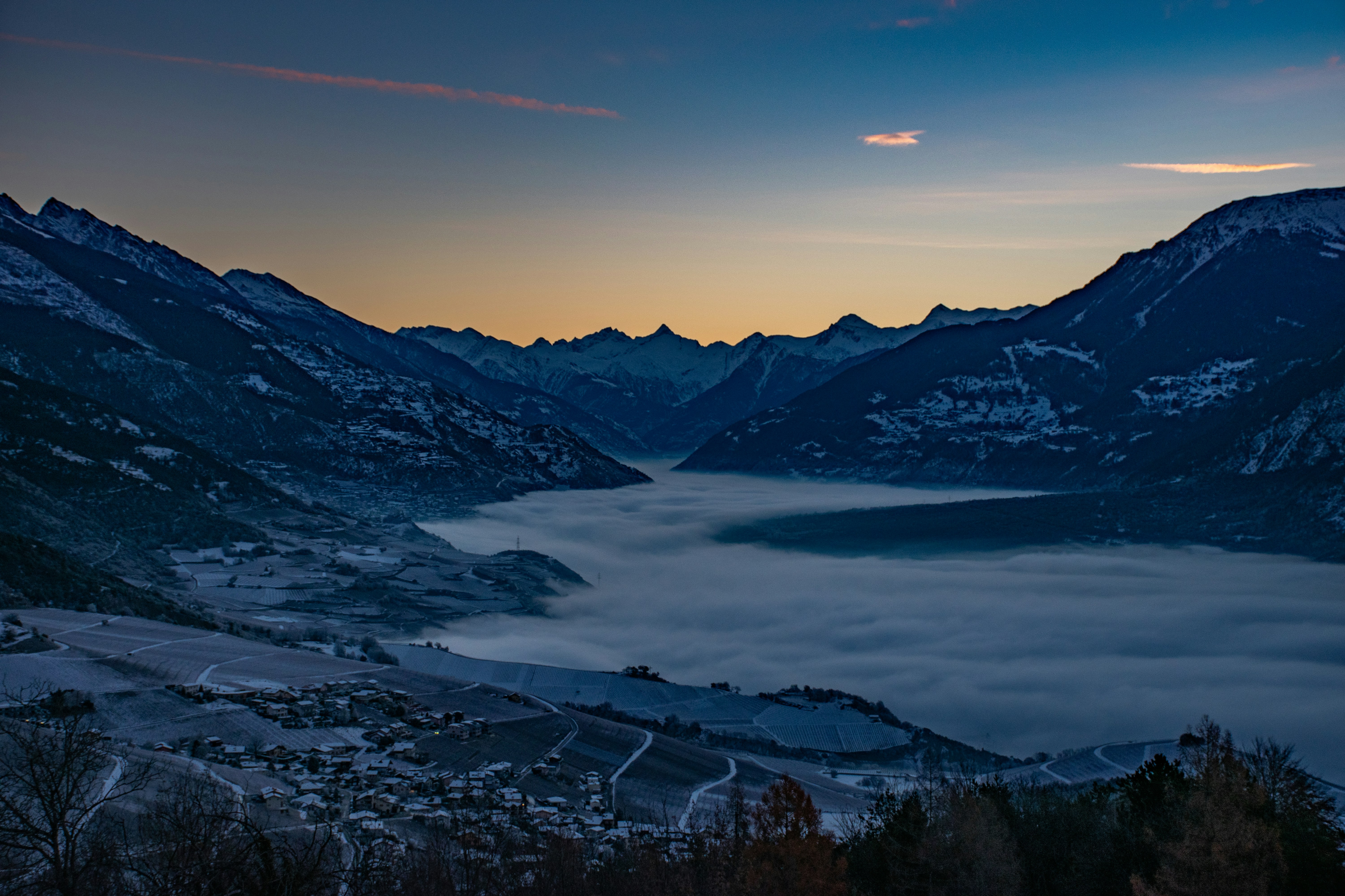 une vue d’une vallée avec des montagnes en arrière-plan
