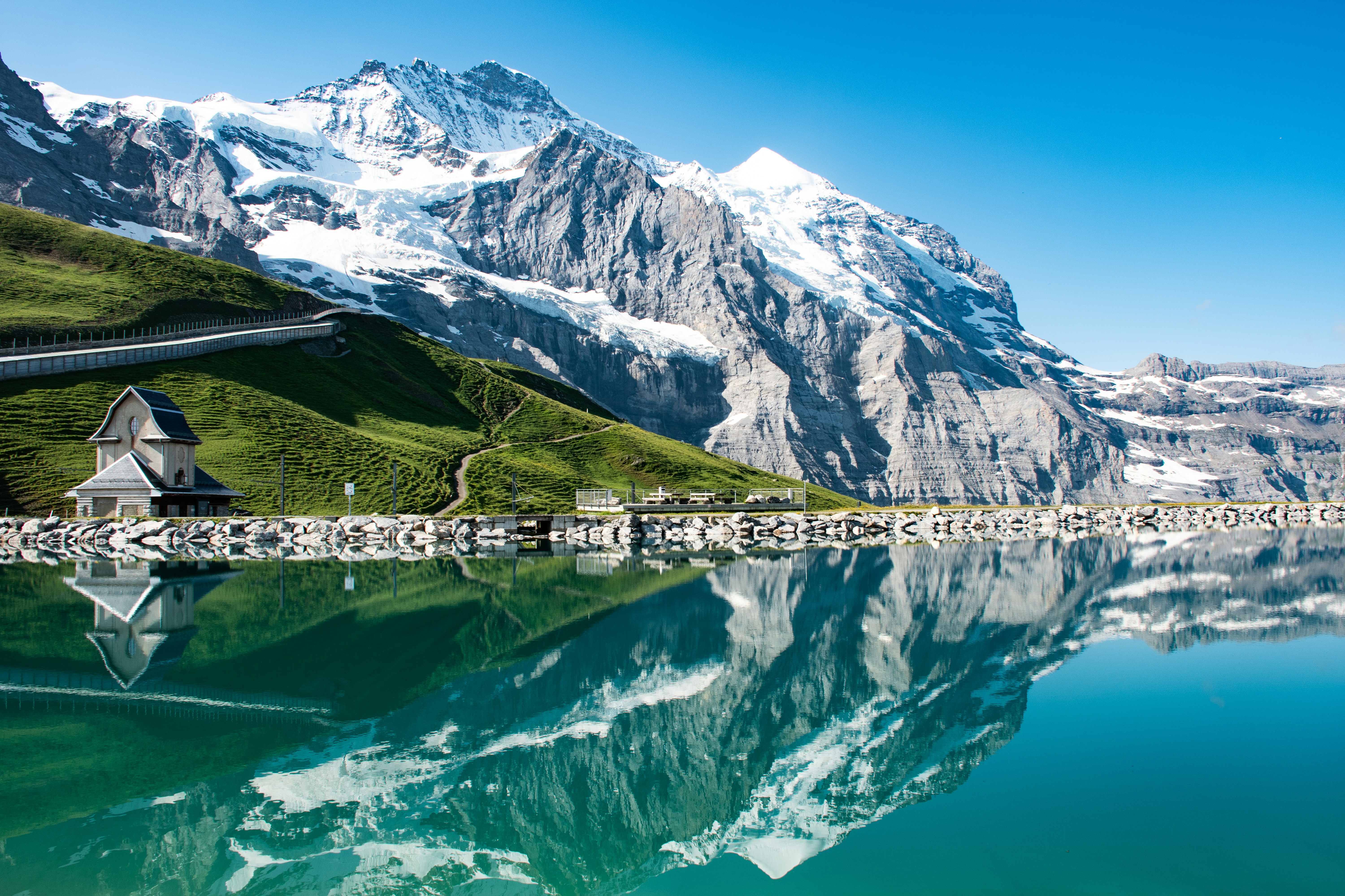Un lac avec une montagne en arrière-plan
