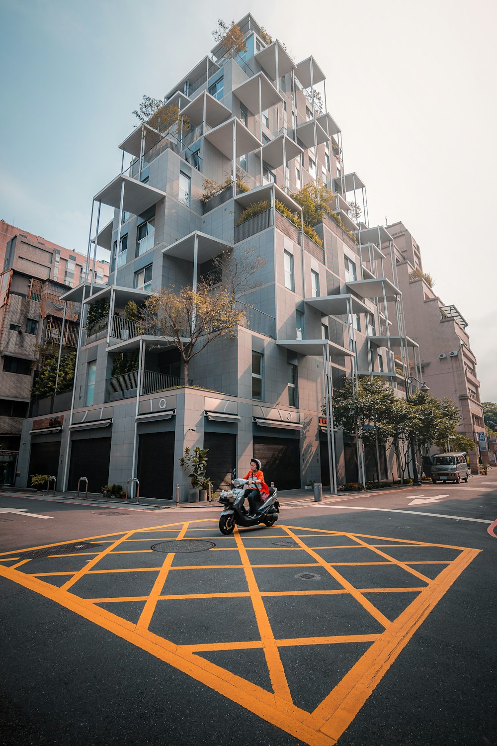 uma motocicleta estacionada em frente a um prédio alto