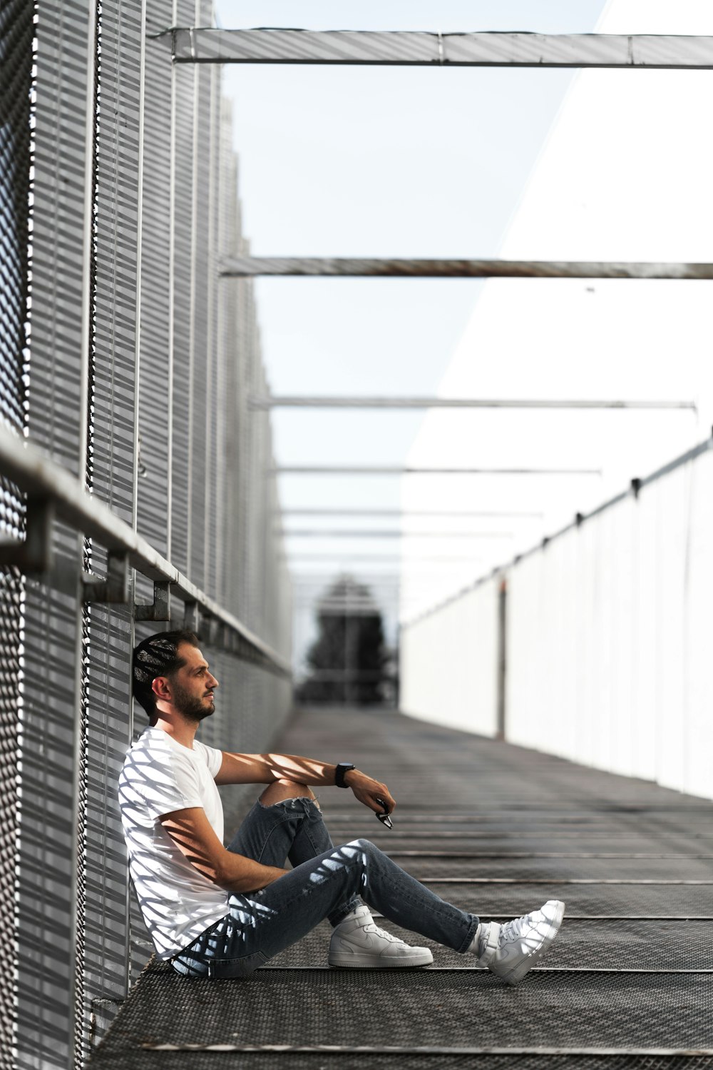 Un hombre sentado en los escalones de un edificio