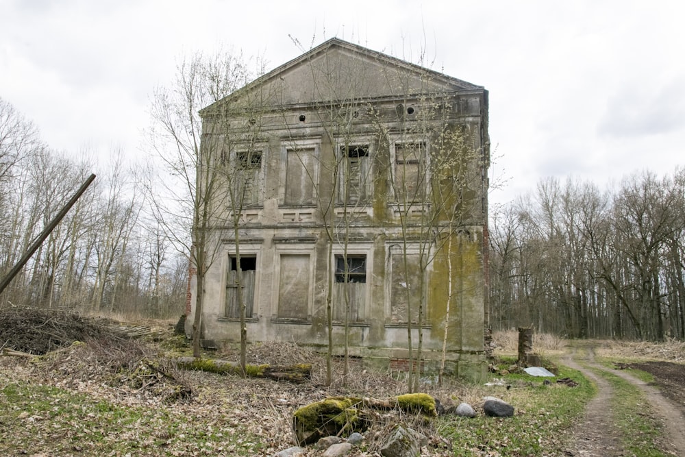 an old run down building sitting in the middle of a forest
