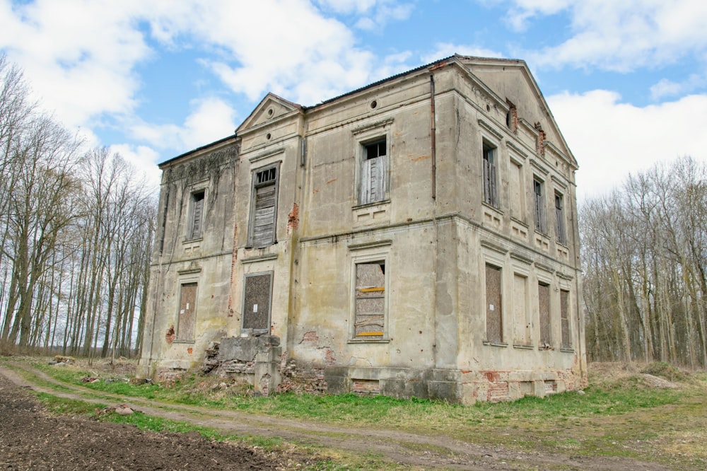 an old run down building sitting in the middle of a forest