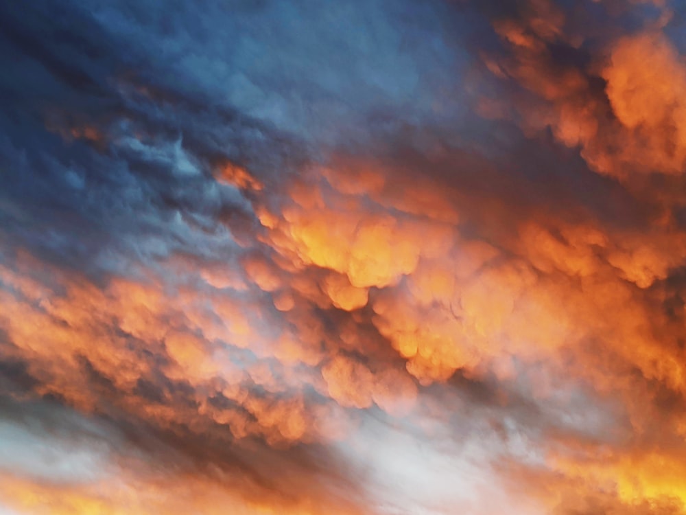 Der Himmel ist gefüllt mit orangefarbenen und blauen Wolken