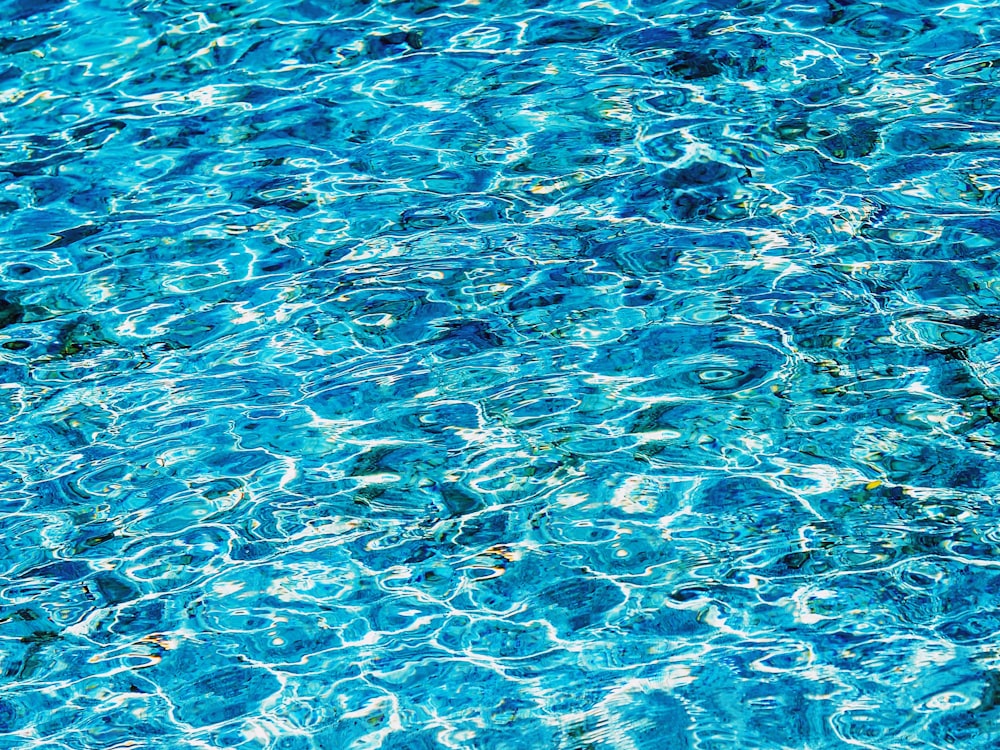 una piscina blu con acqua cristallina