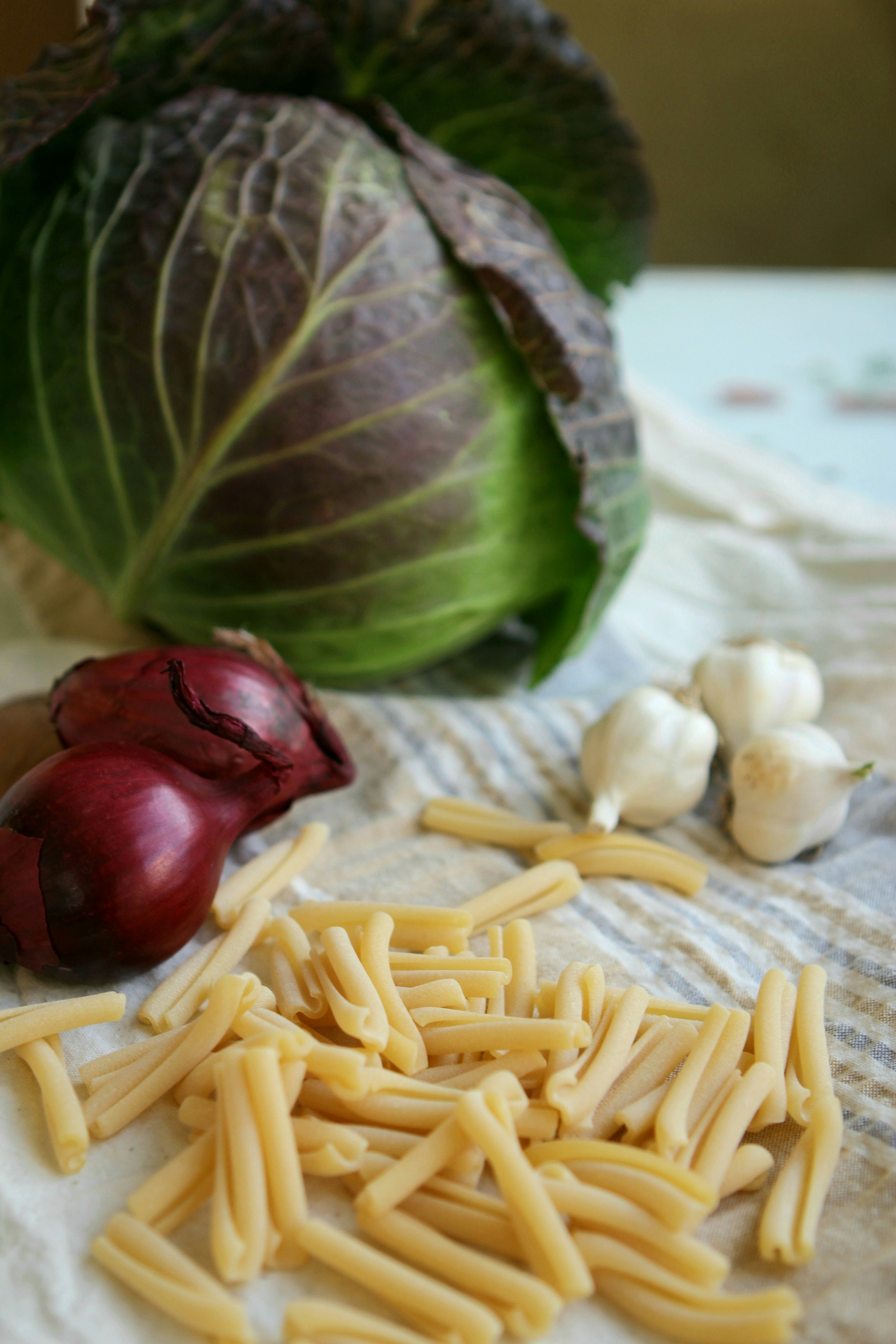 un montón de comida que está en una mesa