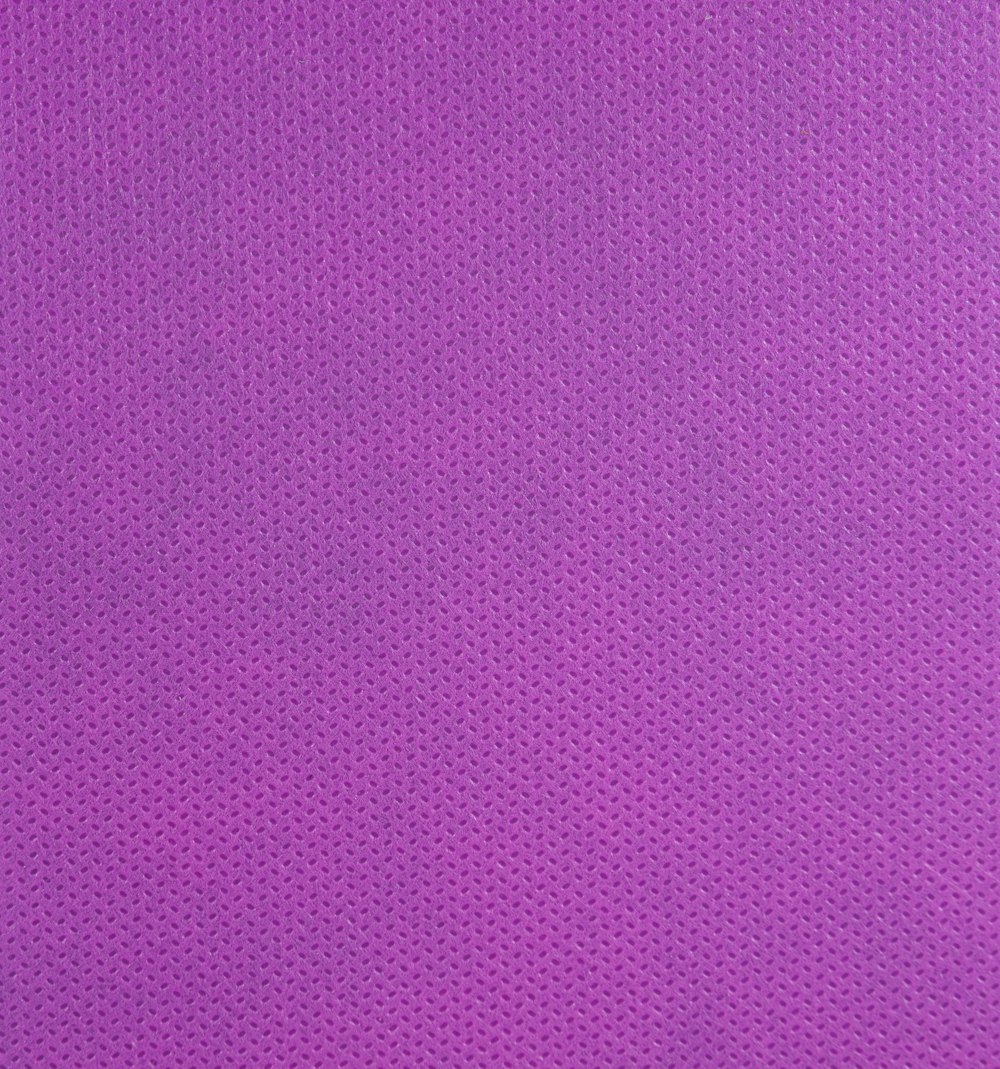 um close up de uma textura de tecido roxo