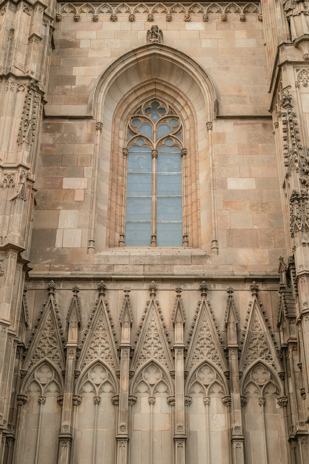 ein sehr hohes Gebäude mit einem sehr großen Fenster