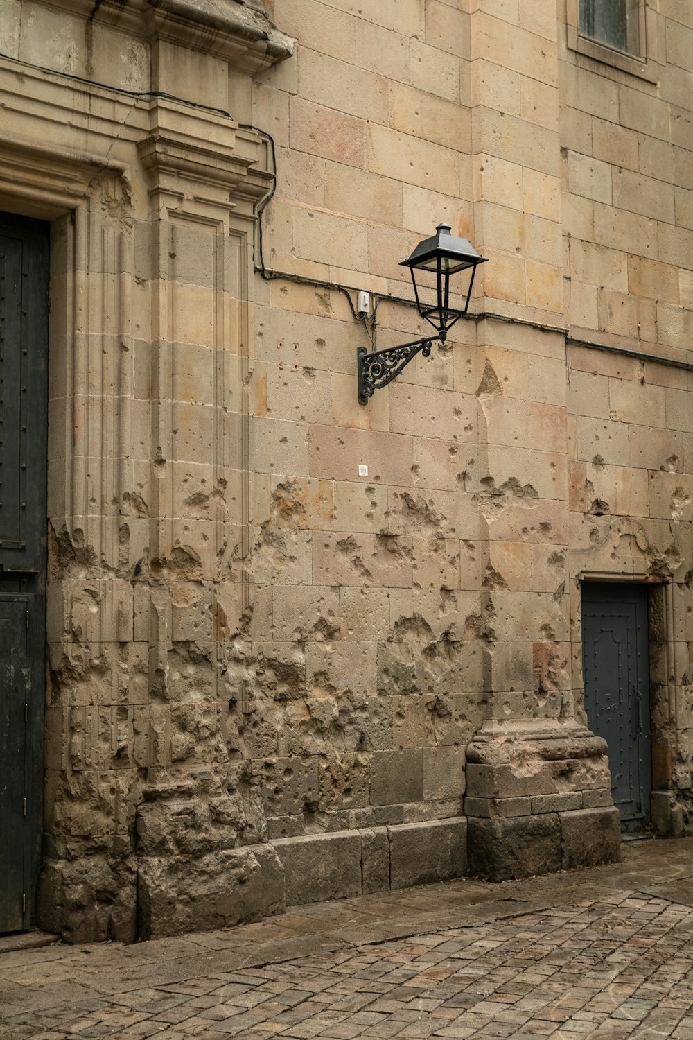 a street light on the side of a building