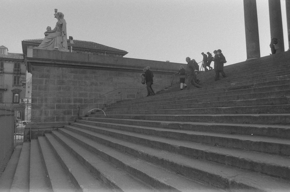 Una foto en blanco y negro de unas escaleras
