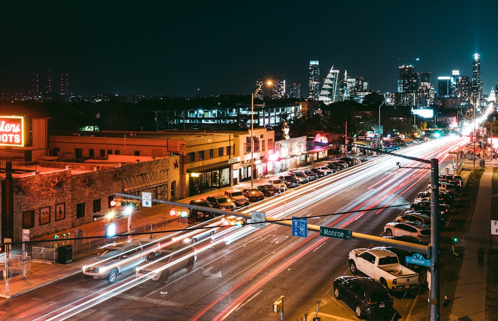 Eine belebte Stadtstraße bei Nacht mit viel Verkehr