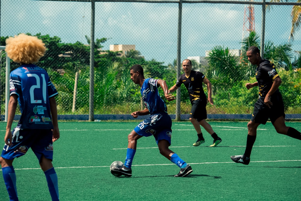 Foto Um grupo de pessoas jogando futebol – Imagem de Pessoa grátis no  Unsplash