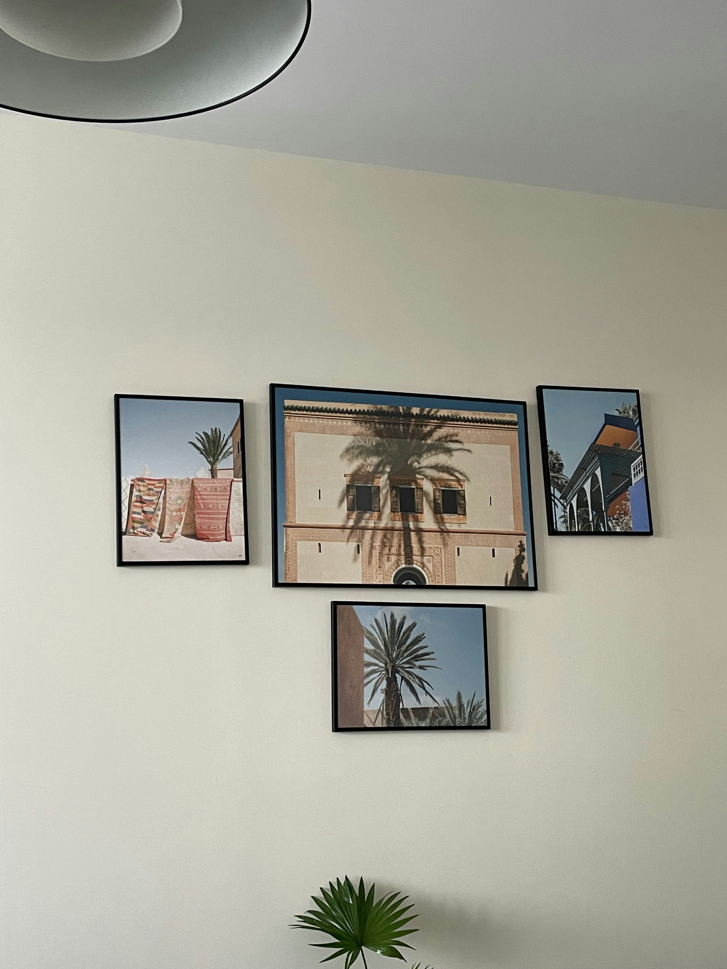 Photographs from the 'Por los 4 Vientos' exhibition displayed on gallery walls.