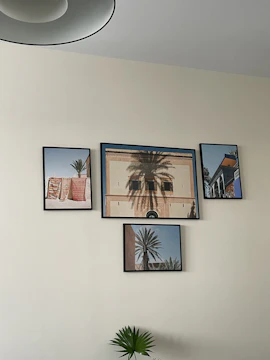 Photographs from the 'Por los 4 Vientos' exhibition displayed on gallery walls.