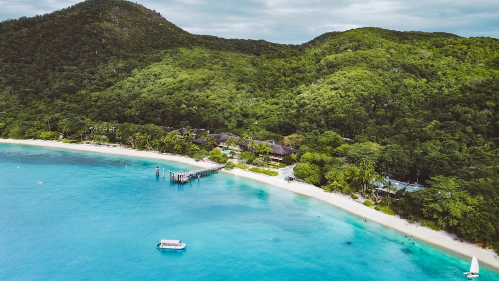 Una vista aerea di un'isola tropicale con una spiaggia di sabbia bianca