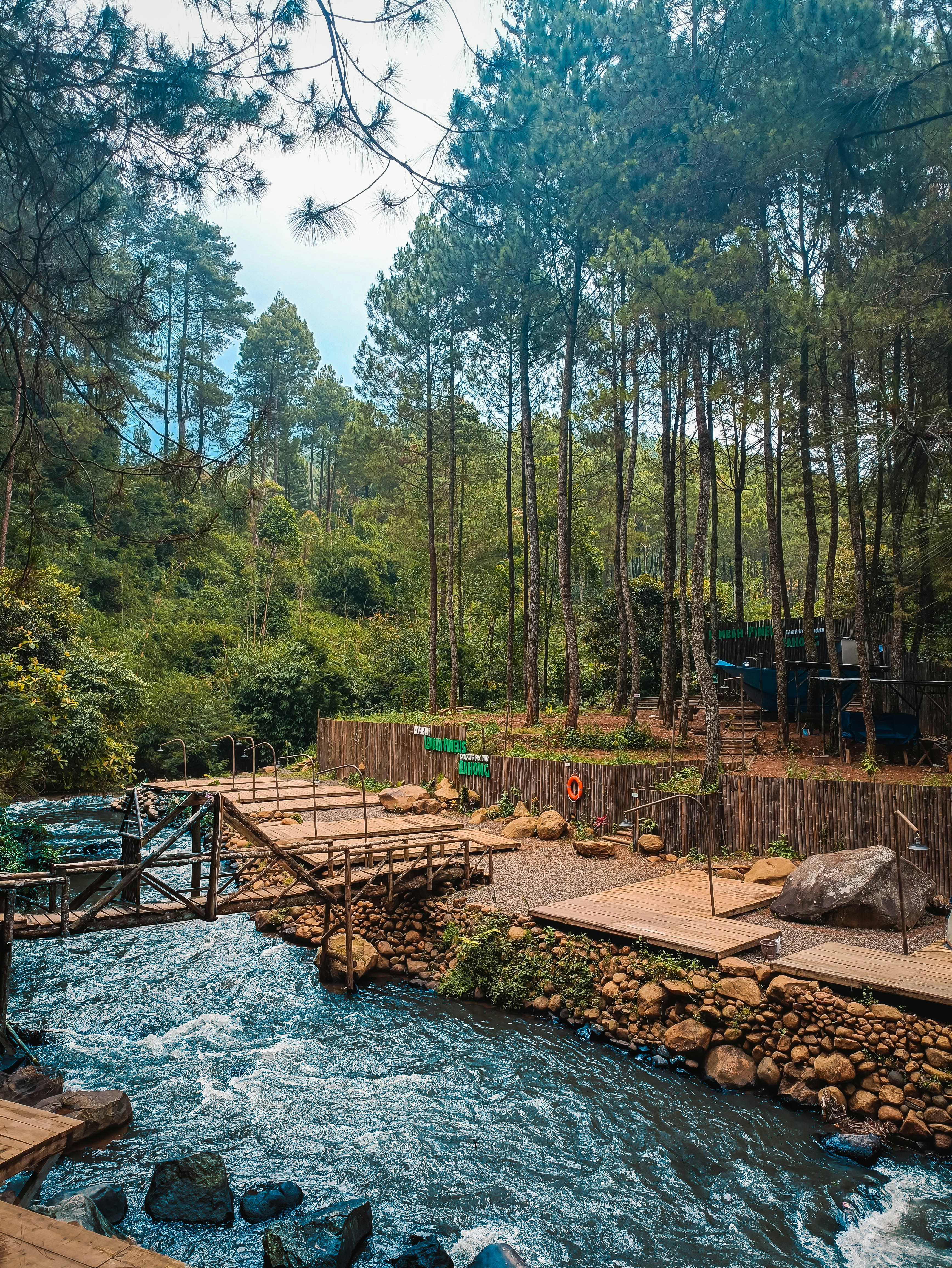 小さな川に架かる小さな木製の橋