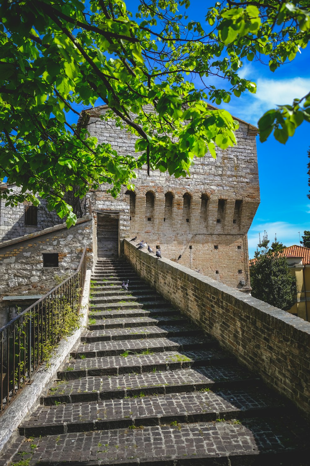 un escalier menant à un château