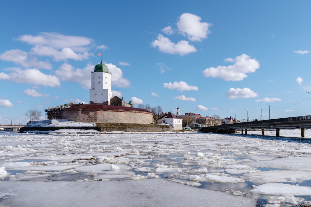 Ein Leuchtturm auf einer kleinen Insel mitten im Wasser