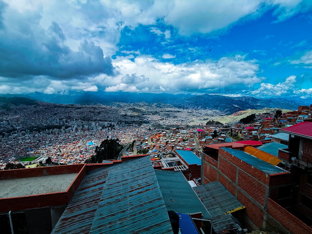 uma vista de uma cidade do topo de uma colina