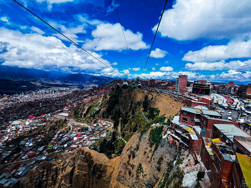 Une vue d’une ville depuis le sommet d’une montagne