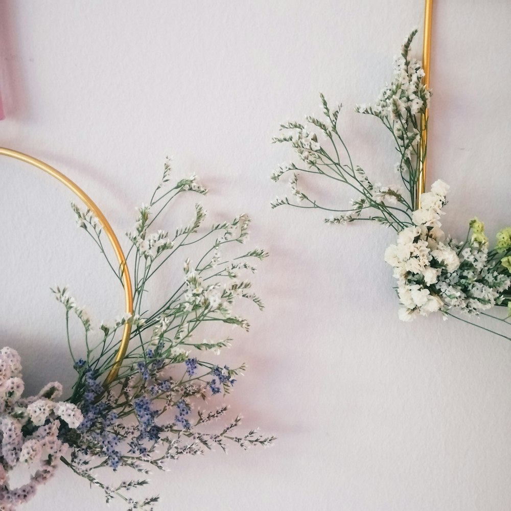 um par de flores sentadas em cima de uma mesa