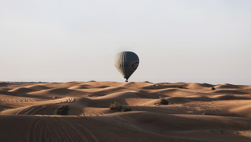 Une montgolfière survolant un désert