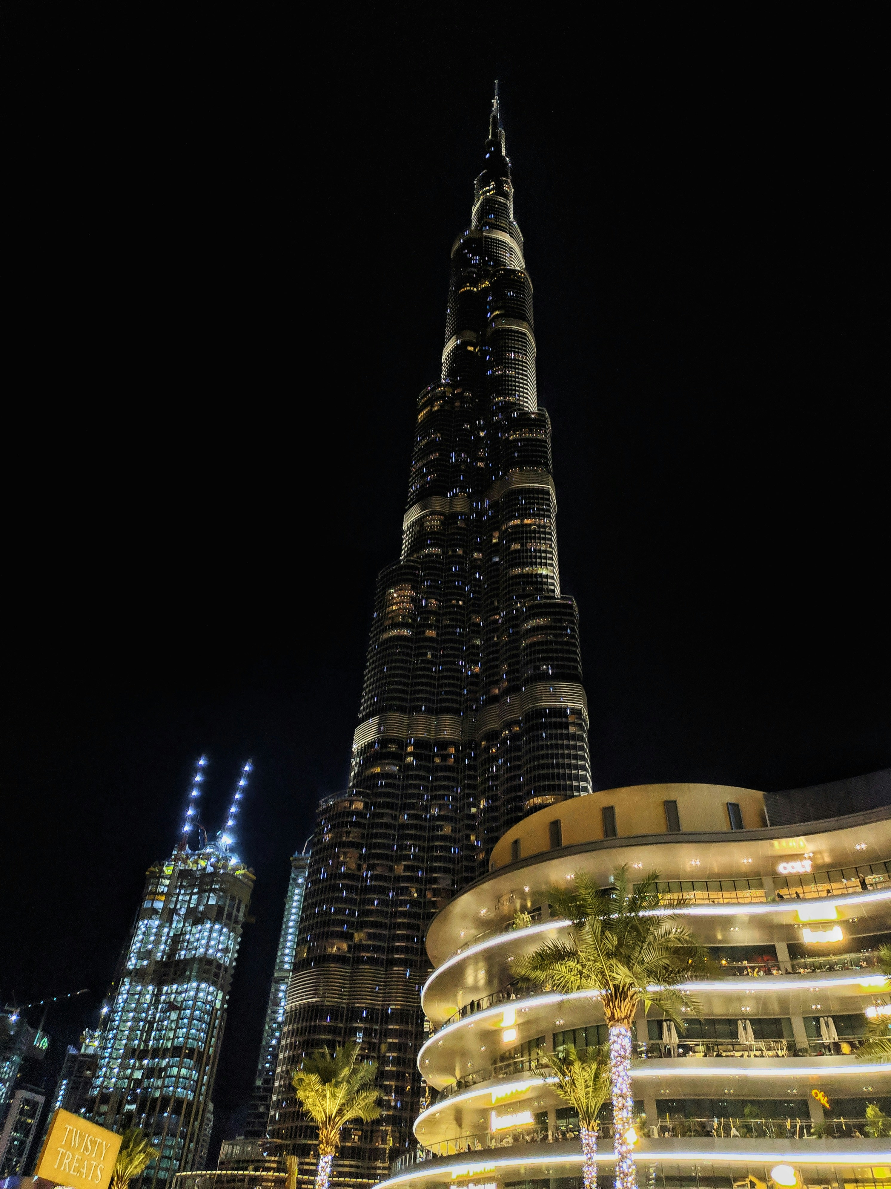 a very tall building in the middle of a city