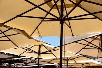 Patio Umbrellas Cantilever vs. Market Umbrella for Maximum Shade & Stability