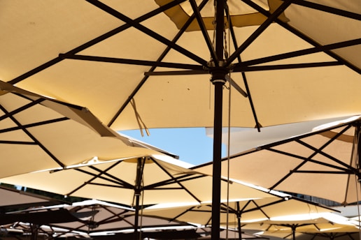 Patio Umbrellas Cantilever vs. Market Umbrella for Maximum Shade & Stability