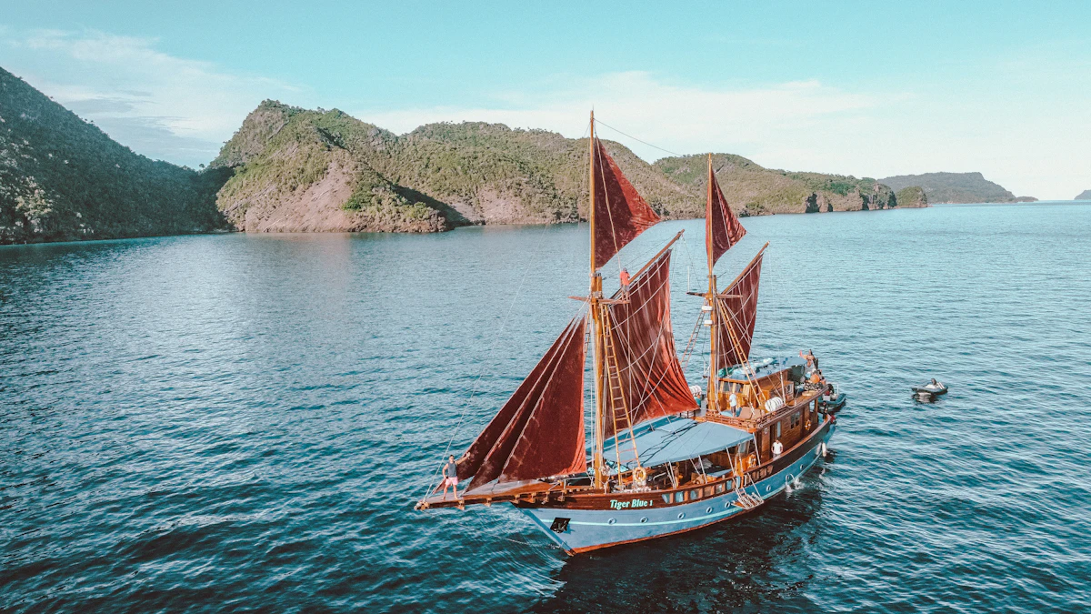Kapal phinisi berlayar di tengah laut