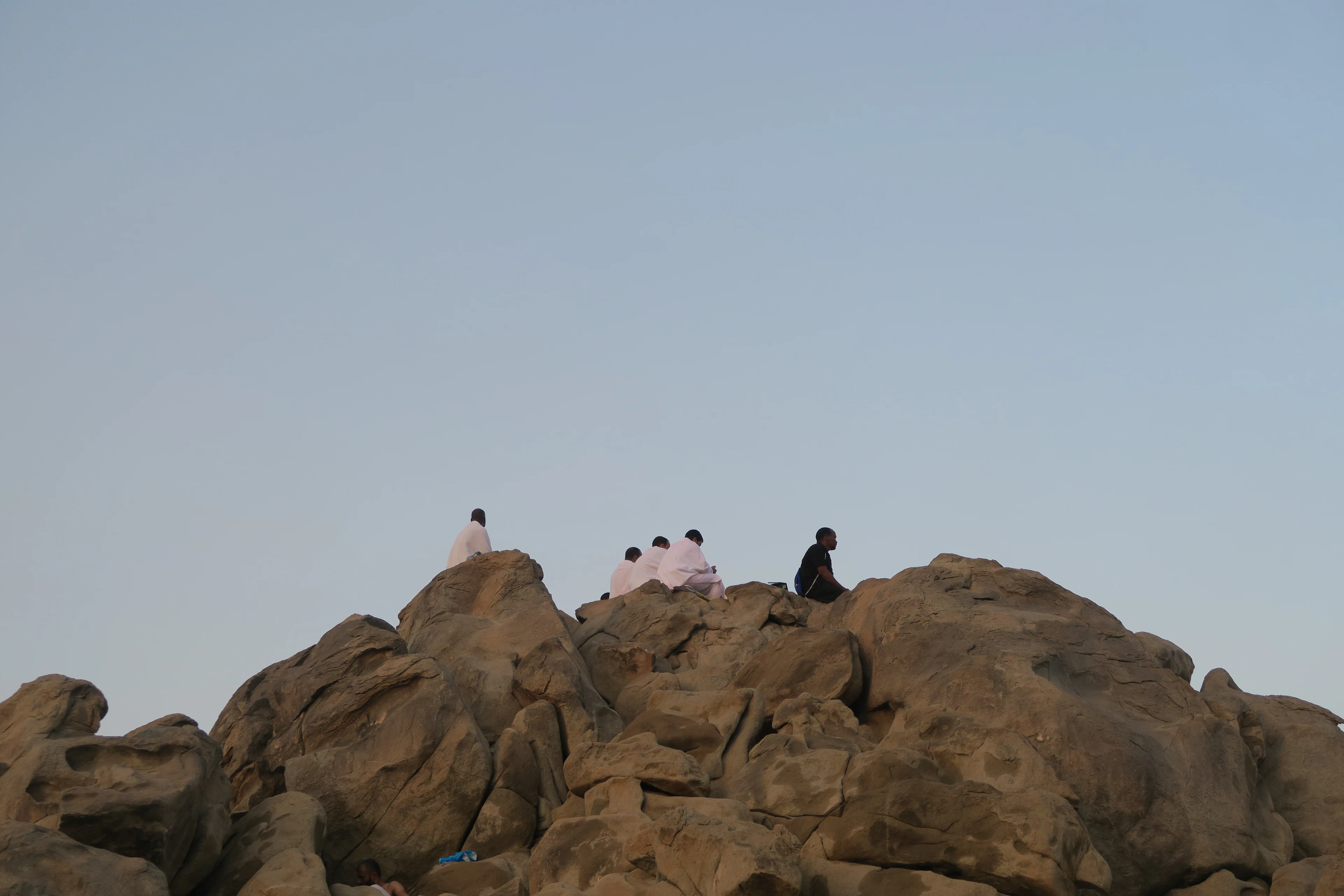 Pèlerins sur les rochers du mont Arafat