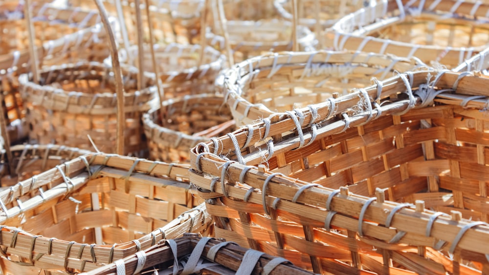 a bunch of baskets that are sitting on the ground