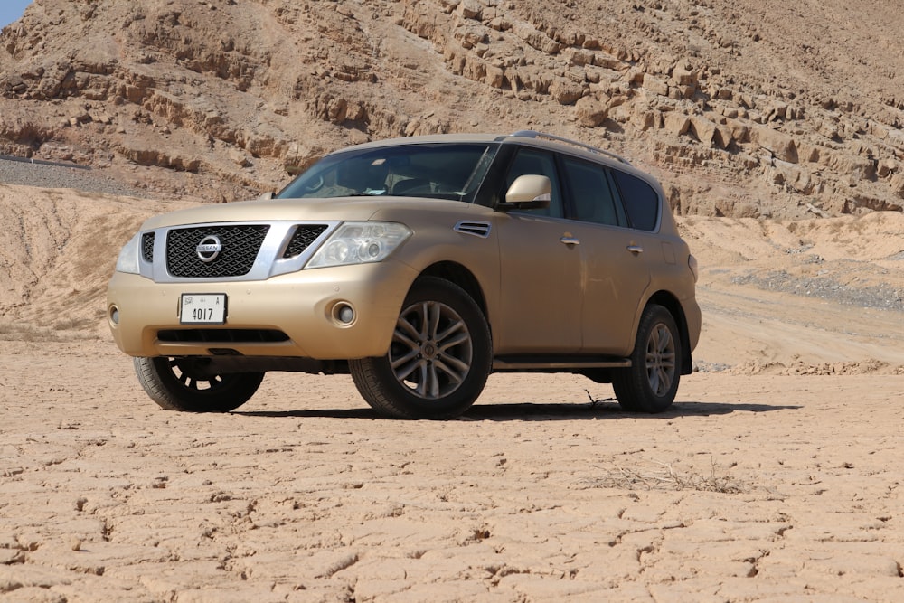 Ein goldener Nissan-SUV parkt in der Wüste