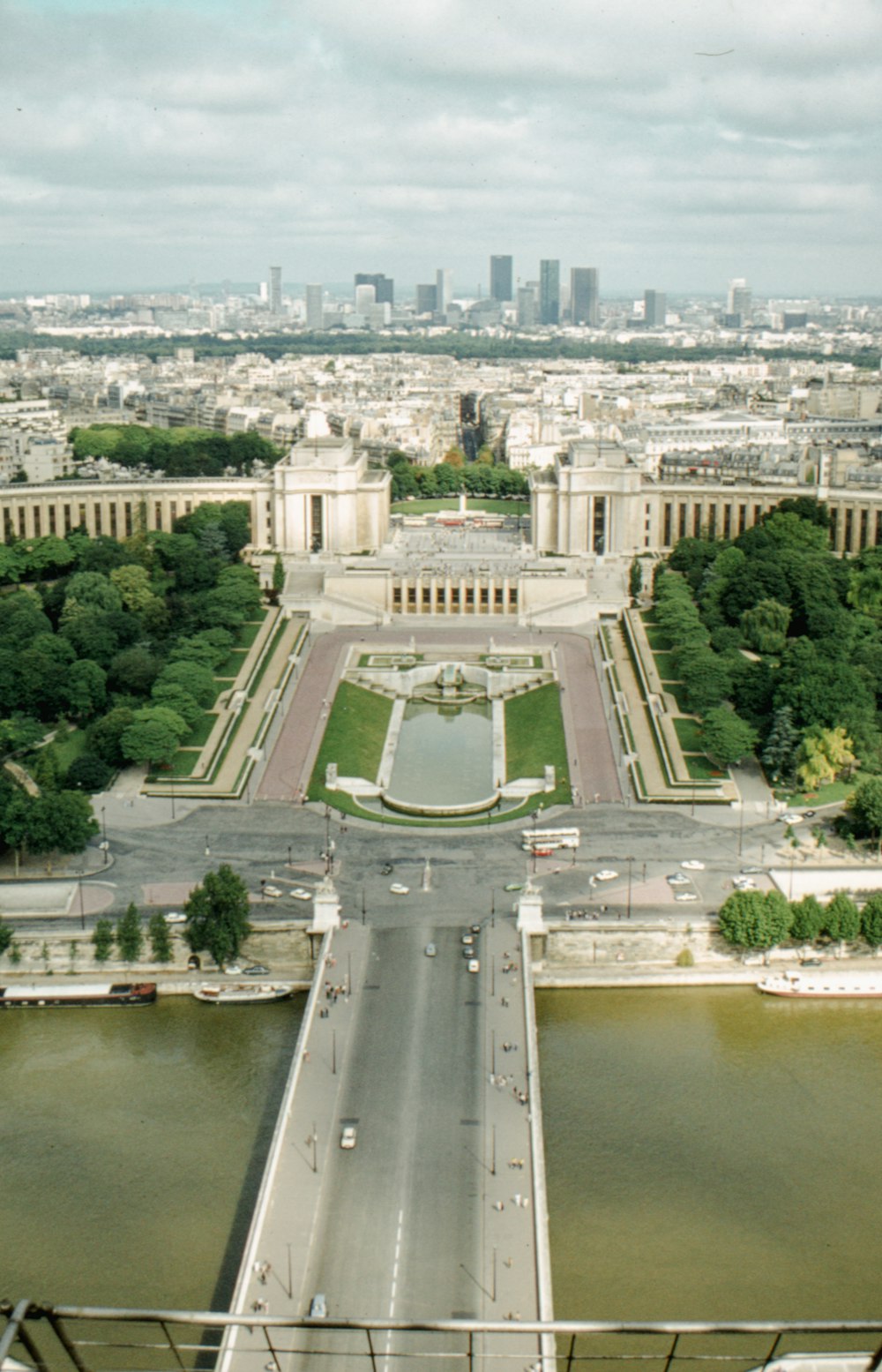 Blick auf eine Stadt von einem hohen Gebäude aus