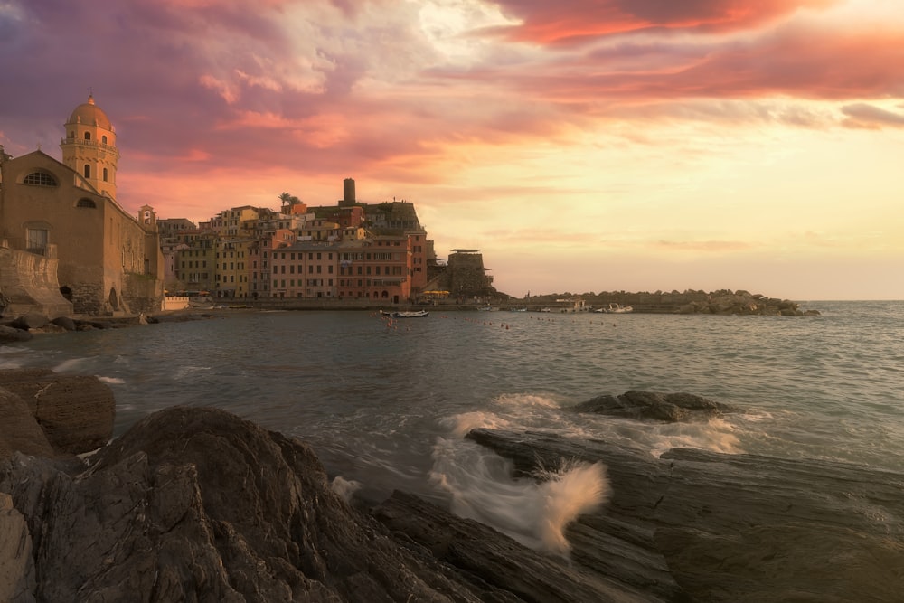 Una vista del atardecer de un pequeño pueblo en una costa rocosa